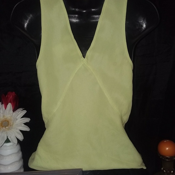 100% Silk Lime Green Sleeveless Top. - Picture 2 of 4